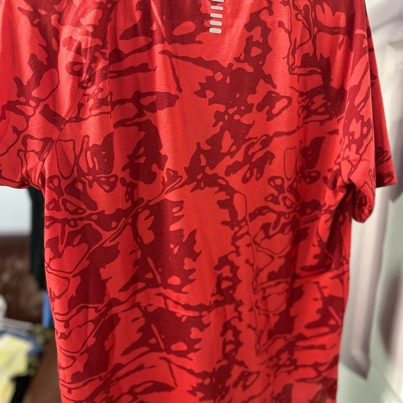 Red Under Armour Fitted T-Shirt - Picture 3 of 4